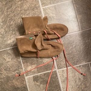 Sanuk suede boots